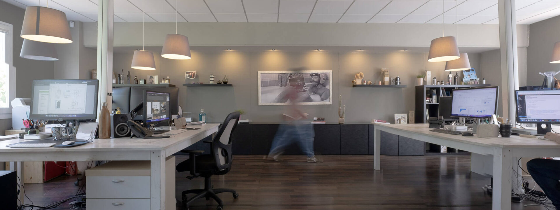 Interno dello studio creativo SPOT con divano, stampe e materiali di lavoro